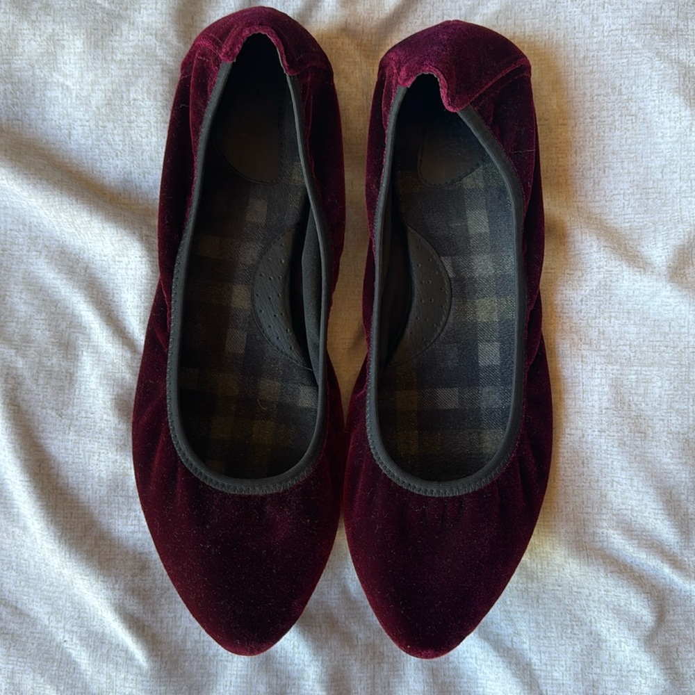 Born velvet flats